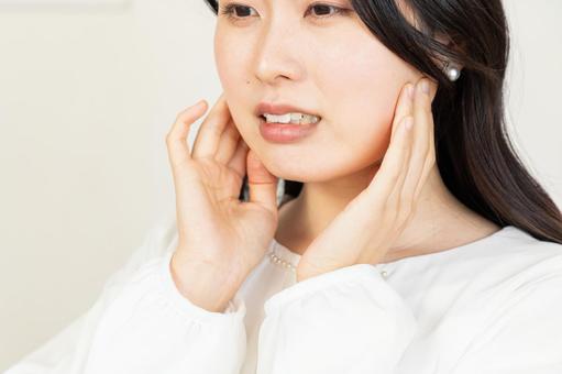 かみ合わせが乱れ、<br>顎関節に負担をかける
